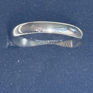 Elegant and stylish simple 14k white Gold ring wedding band *solid gold*